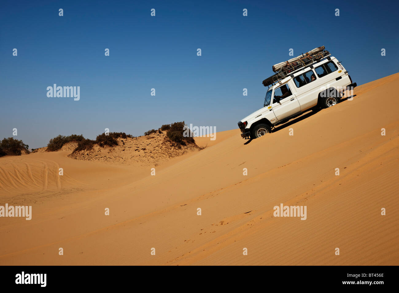4 x 4 Offroad Auto in Wüstenlandschaft in der Nähe von Oase Dakhla, westliche Wüste, Ägypten, Arabien, Afrika Stockfoto