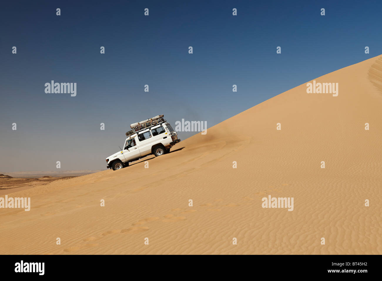 4 x 4 Offroad Auto in Wüstenlandschaft in der Nähe von Oase Dakhla, westliche Wüste, Ägypten, Arabien, Afrika Stockfoto