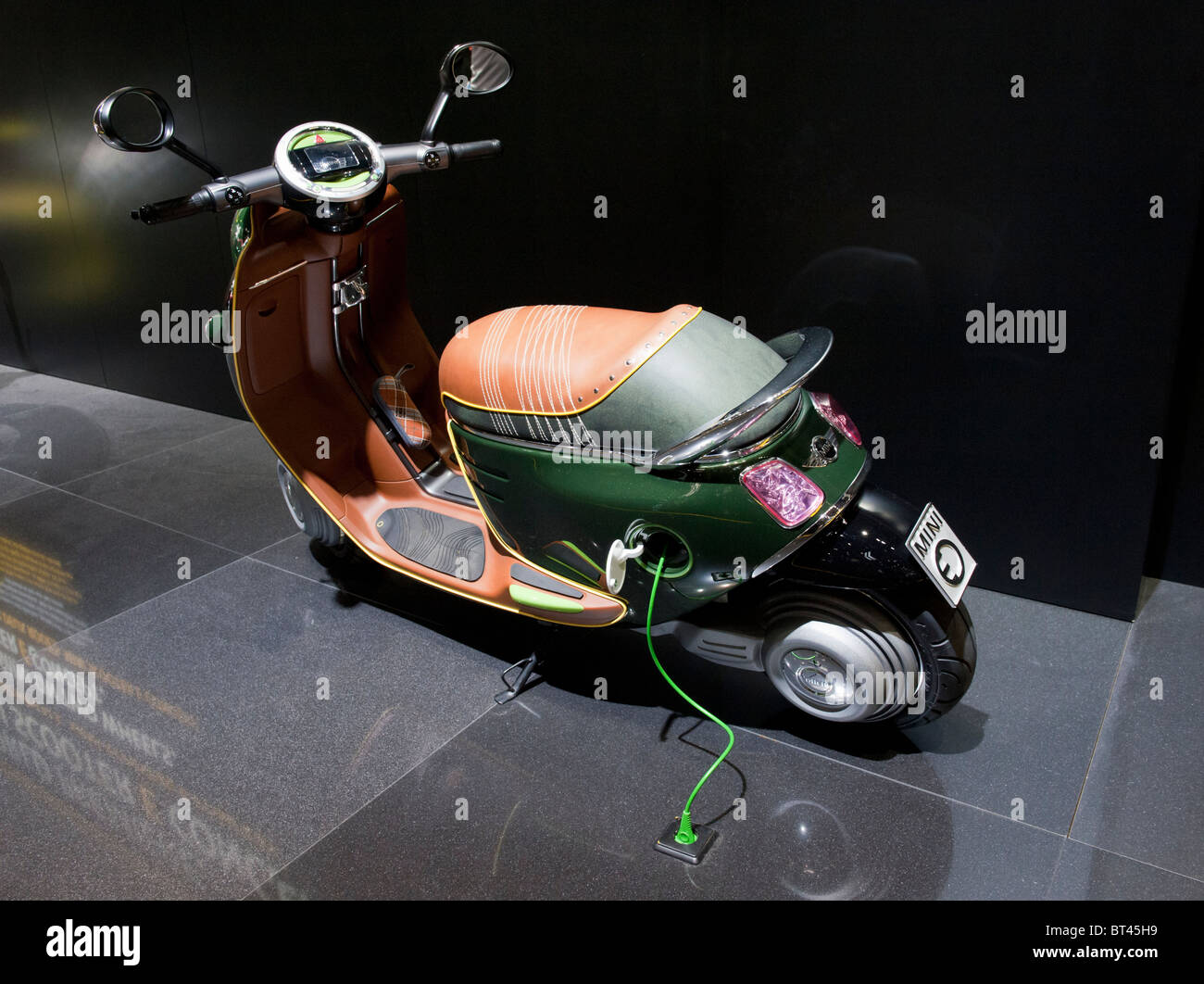 Neue Mini-Elektro-Roller auf dem Display auf der Paris Motor Show 2010 Stockfoto