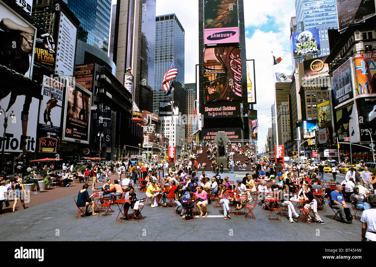 Genießen die Sommersonne auf einen verkehrsberuhigten Bereich der Broadway, Times Square, New York. Stockfoto