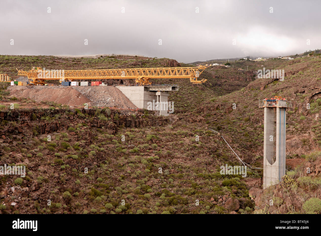 Bau einer Brücke über einen Barranco als Bestandteil der neuen Ringstraße in Teneriffa-Kanarische Inseln-Spanien-Europa Stockfoto