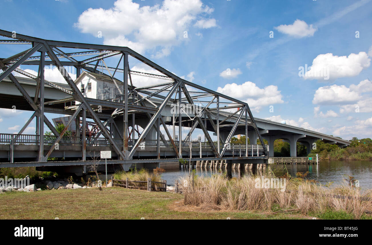 Die erste elektrisch Brücke in Florida wo Lake Monroe in der St. Johns River in Sanford mündet Stockfoto