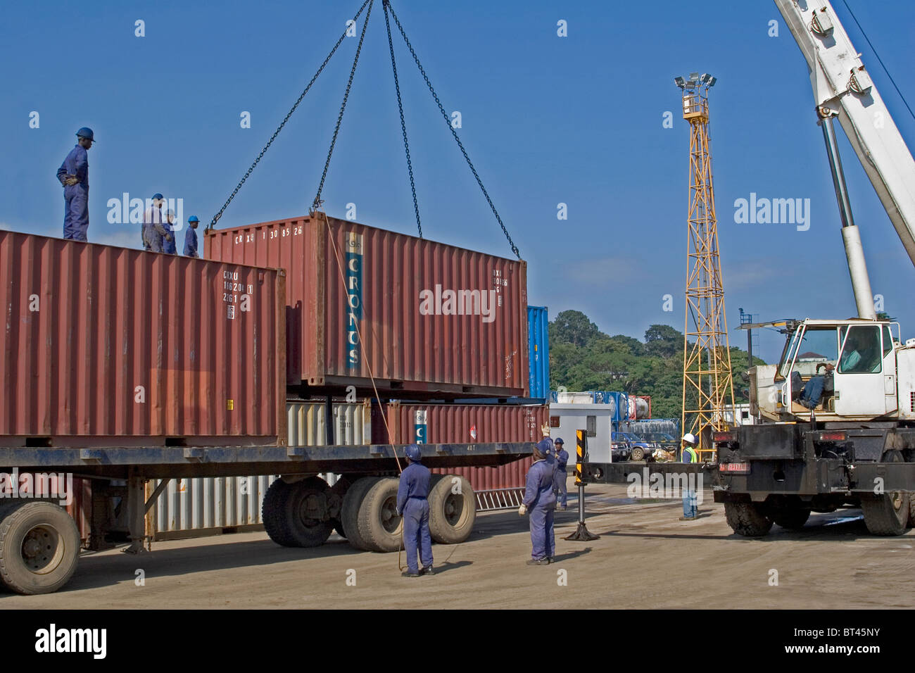 Luba Öl Freeport. Stauer entladen und stapelbare Container aus vor der Verladung auf LKW aus Kai im Hafen Schiff Stockfoto