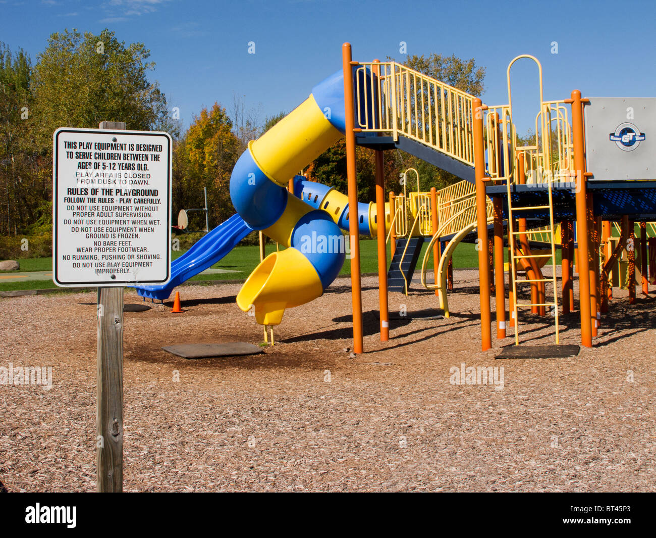 Moderne Spielgeräte mit Schild. Stockfoto