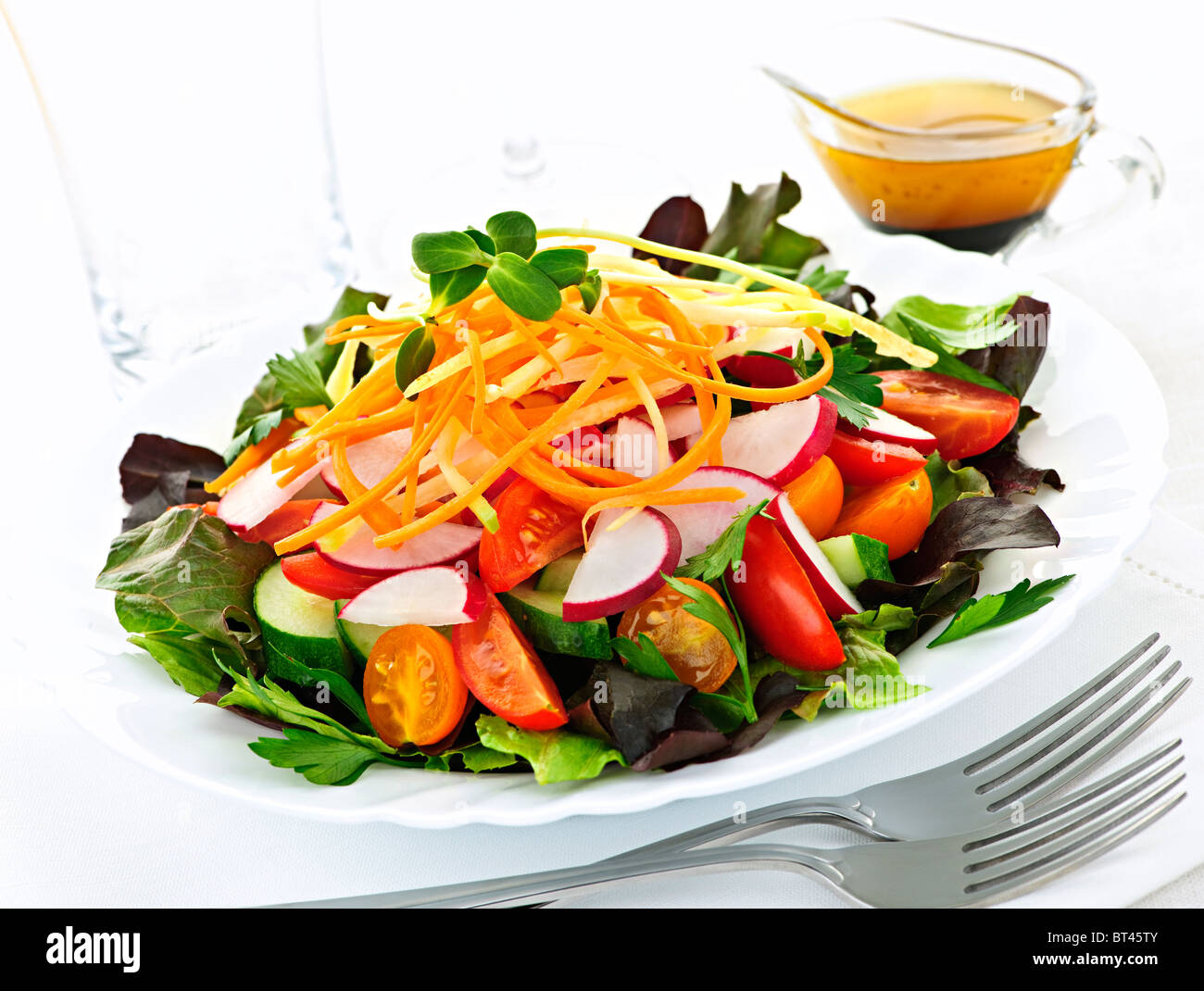 Teller mit gesunden grünen Garten Salat mit frischem Gemüse serviert mit Balsamico-dressing Stockfoto