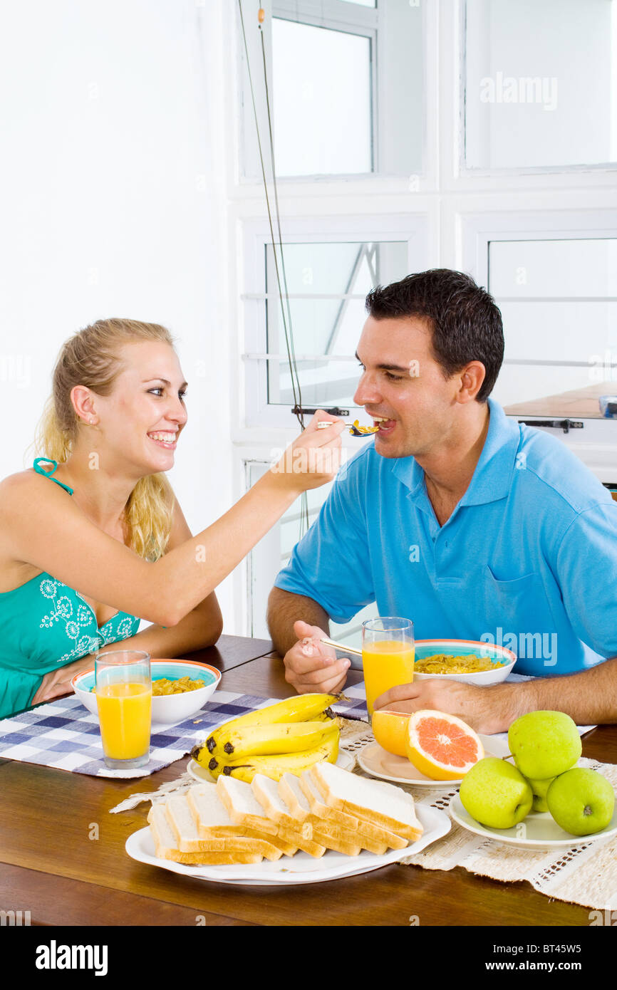 glückliches junges Paar zusammen frühstücken Stockfoto