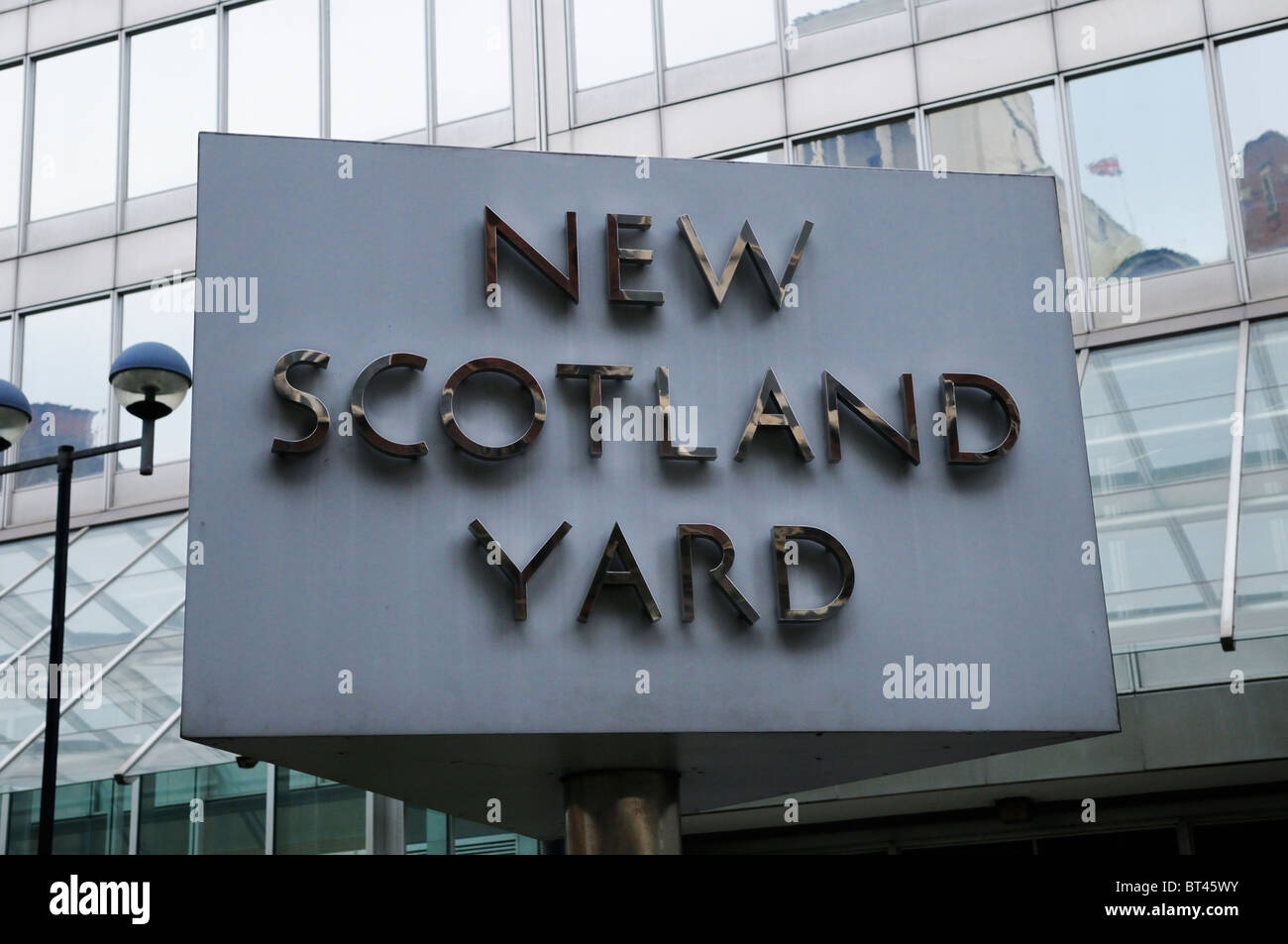 New Scotland Yard Metropolitan Police HQ Zeichen, London, England, UK Stockfoto