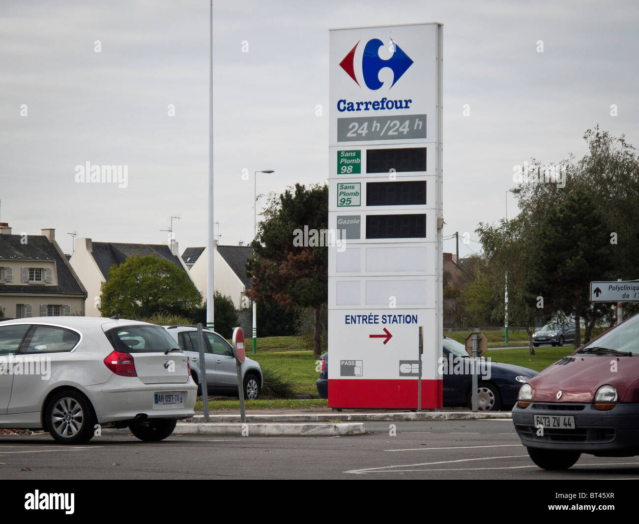 Ein Schild zeigt keine Benzinpreise an der Tankstelle in einem Carrefour Shopping Center in Nantes, Frankreich, 18. Oktober 2010. Stockfoto