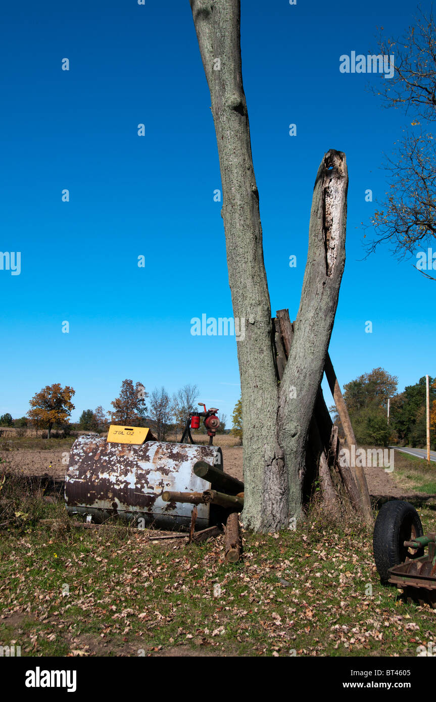 Rustikale Landwirtschaft Szene mit Kraftstofftank. Stockfoto
