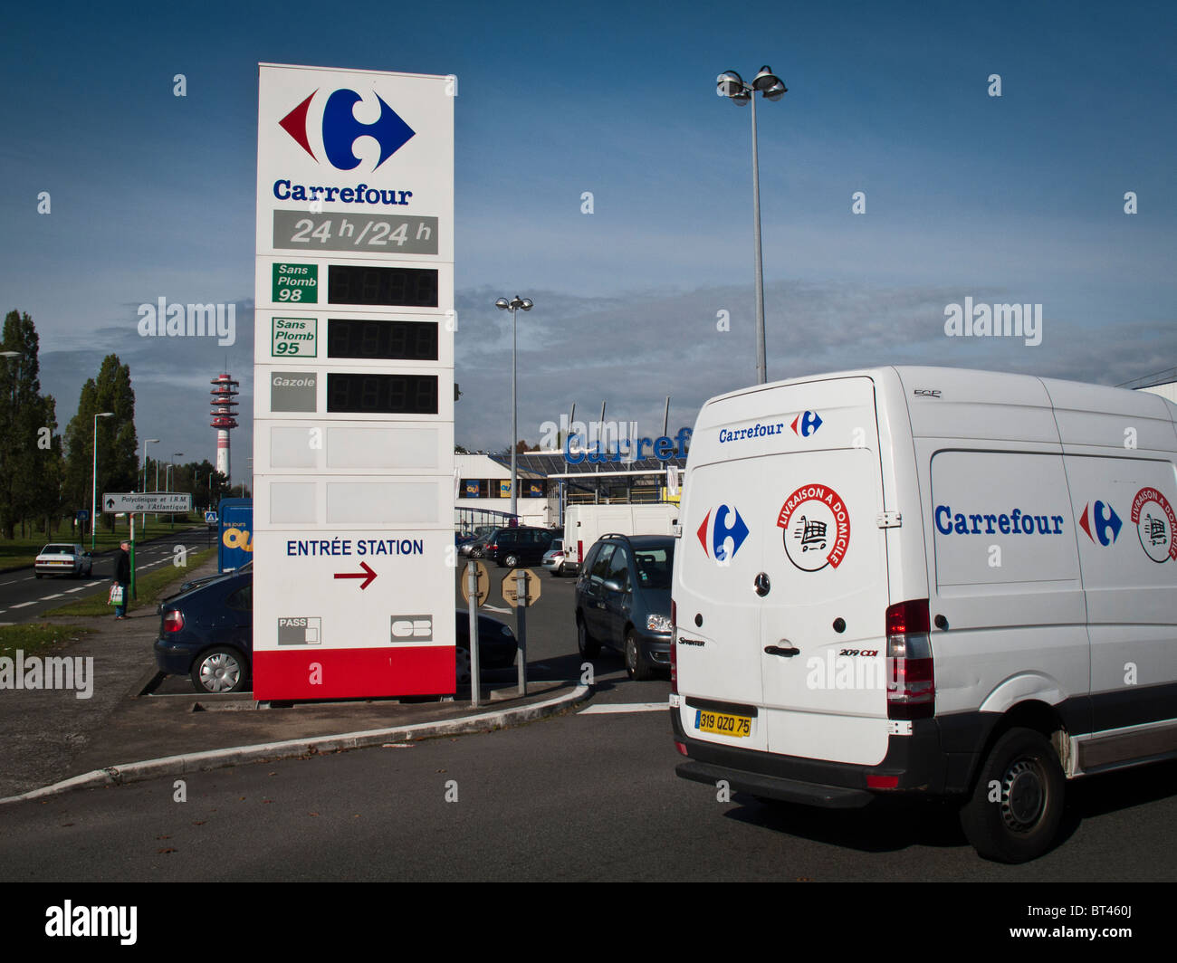 Ein Carrfeour Supermarkt Lieferwagen fährt durch Schild zeigt keine Benzinpreise an einem Einkaufszentrum Carrefour in Nantes, Frankreich Stockfoto