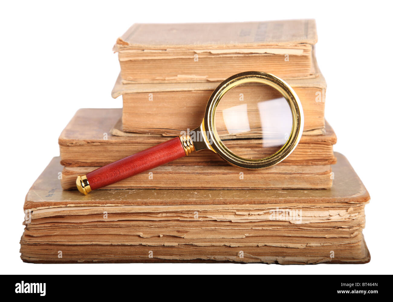 Stapel von Büchern und Lupe isoliert auf weißem Hintergrund Stockfoto