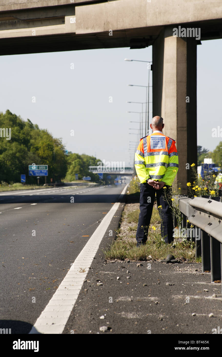 Landstraßen Agentur Traffic Offiziere am Unfallort Polizeiarbeit eine geschlossene aus Abschnitt der Autobahn M6, Birmingham, England Stockfoto