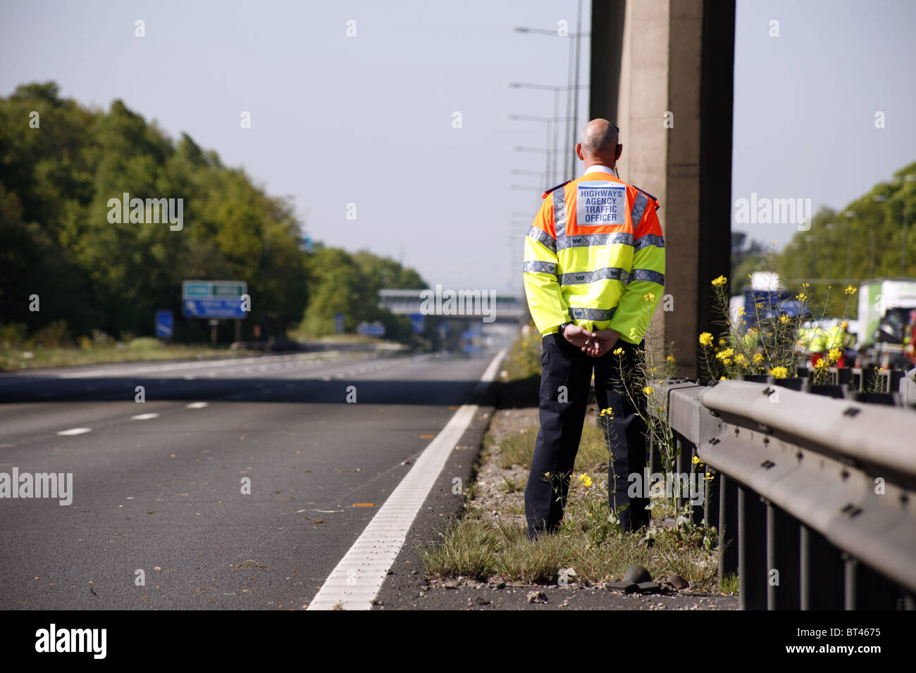 Landstraßen Agentur Traffic Offiziere am Unfallort Polizeiarbeit eine geschlossene aus Abschnitt der Autobahn M6, Birmingham, England Stockfoto