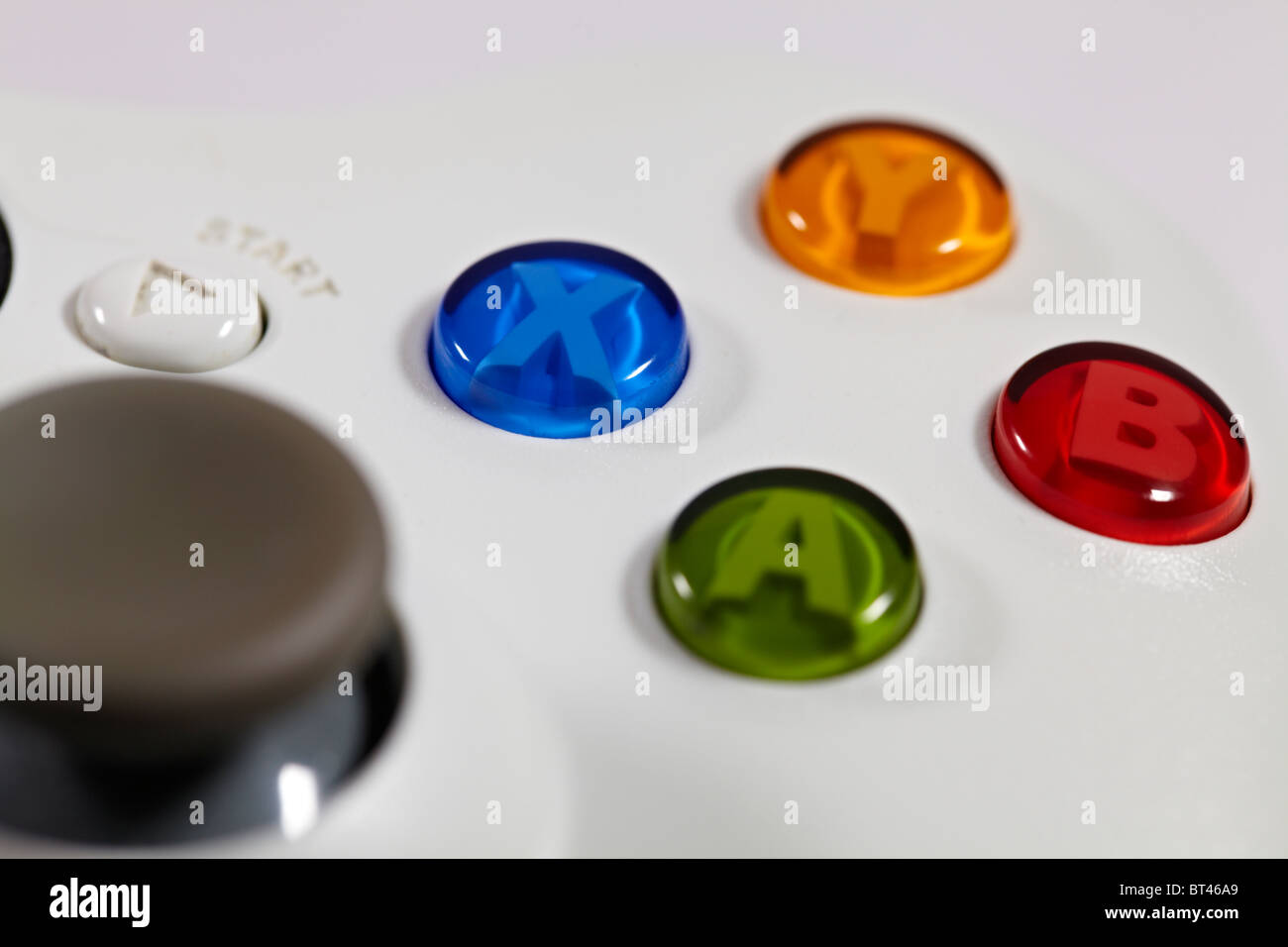 Makroaufnahme eines Xbox 360 Controllers zeigt jede der vier Tasten (A, X, Y, B) Stockfoto