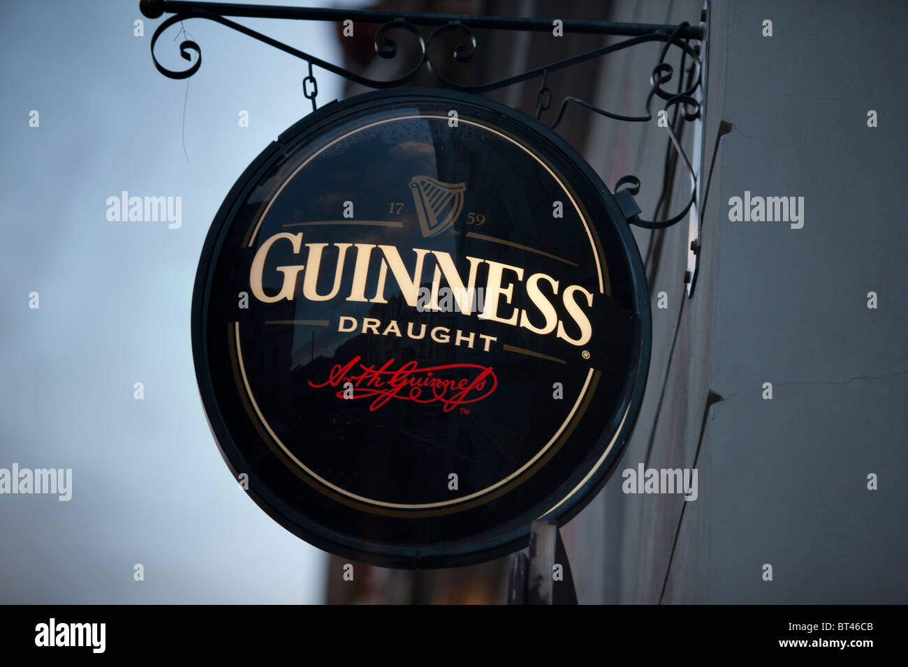 Guinness-Zeichen vor einem pub Stockfoto