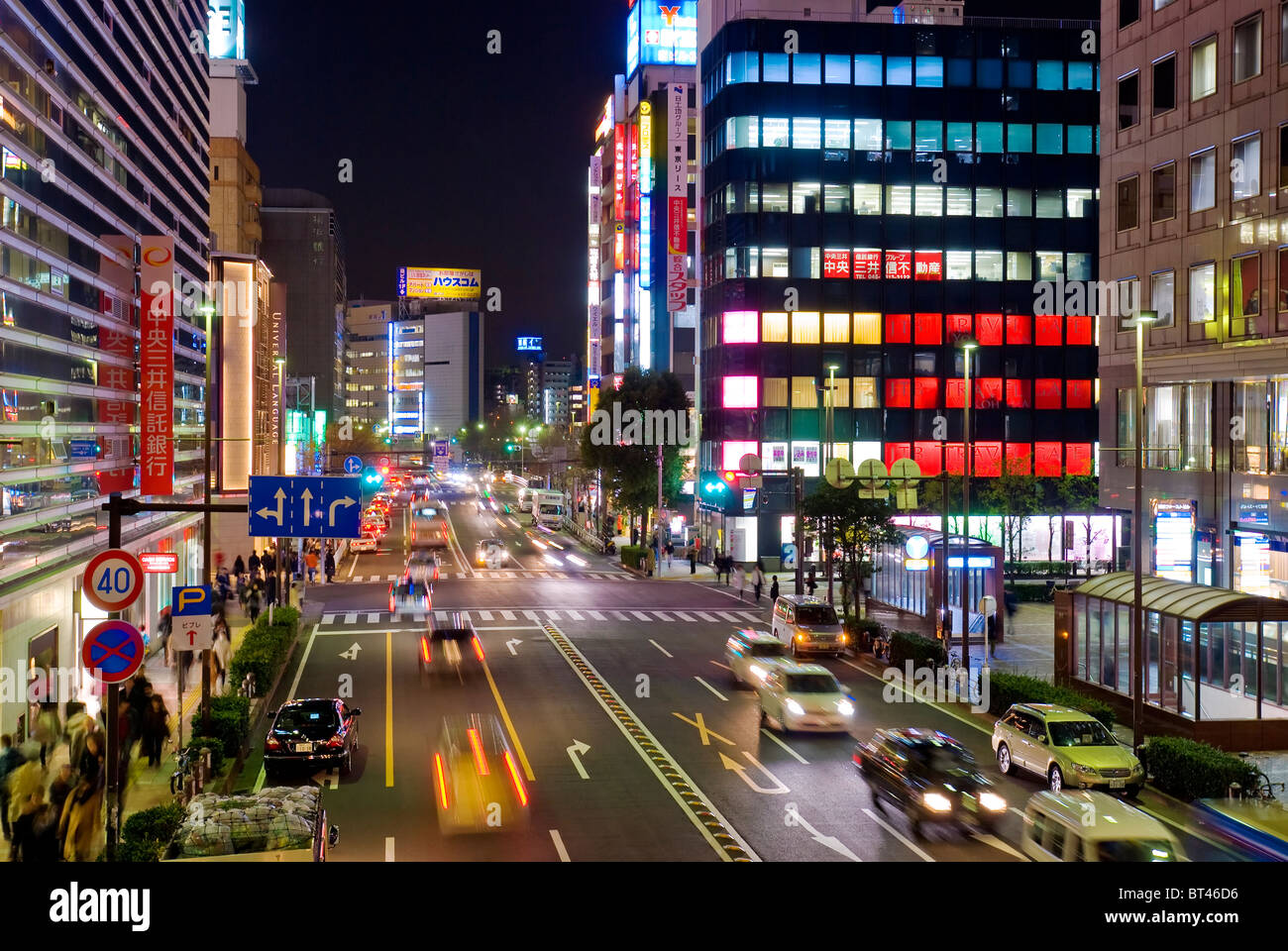 Asiatische belebten Straße in Yokohama, Japan in der Nacht. Stockfoto