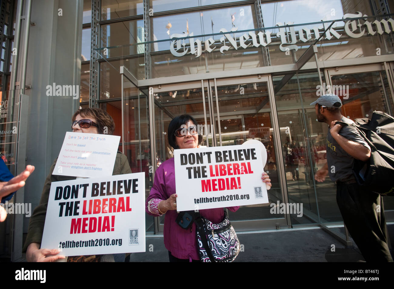 Mitglieder der Tea Party 365 und ihre Anhänger Rallye vor der New York Times building in New York Stockfoto