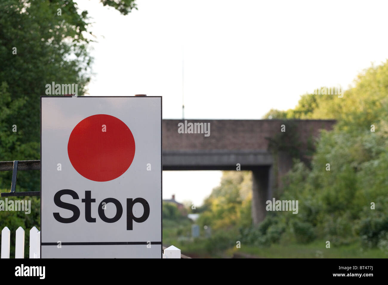 Stop-Schild an einem kleinen ländlichen Bahnhof. Stockfoto