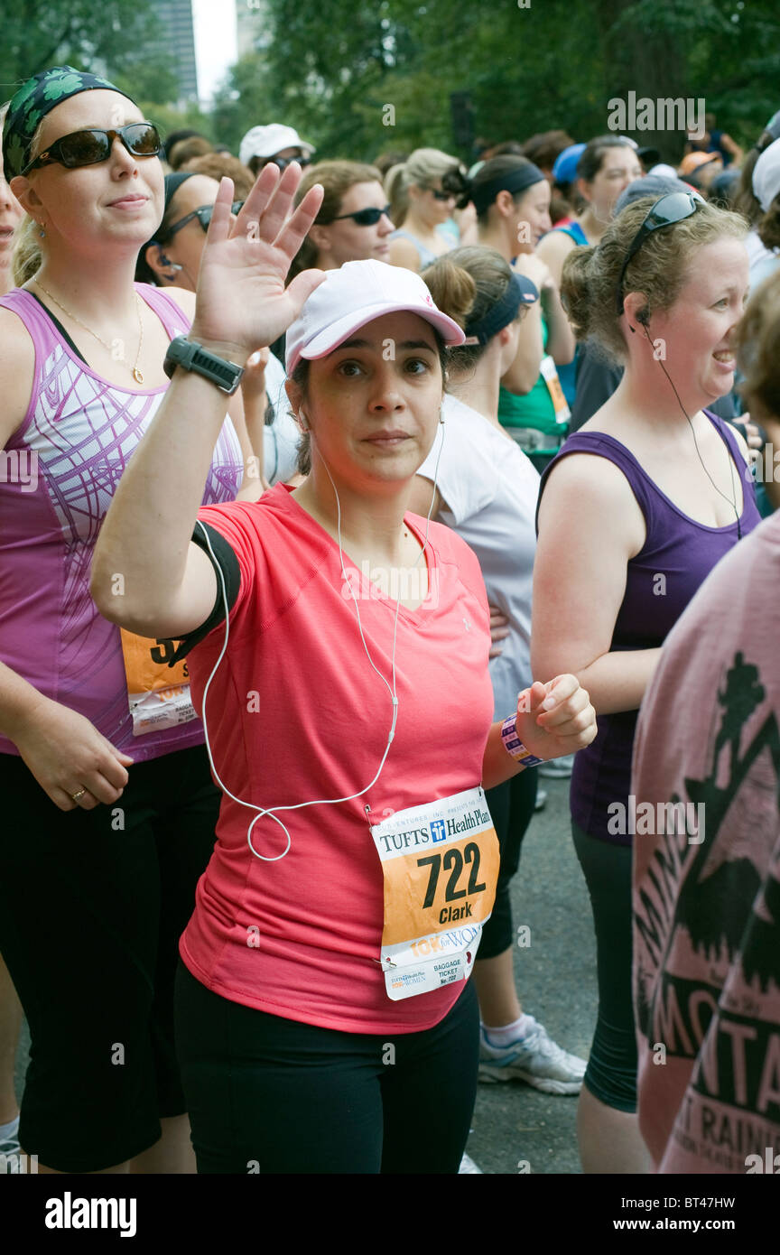 Mitte der dreißiger Jahre Hispanic Frau bereitet sich auf ihre ersten 10 k (6,2 Meilen)-Straßenrennen.  Büschel 10k für Frauen in Boston MA. Stockfoto