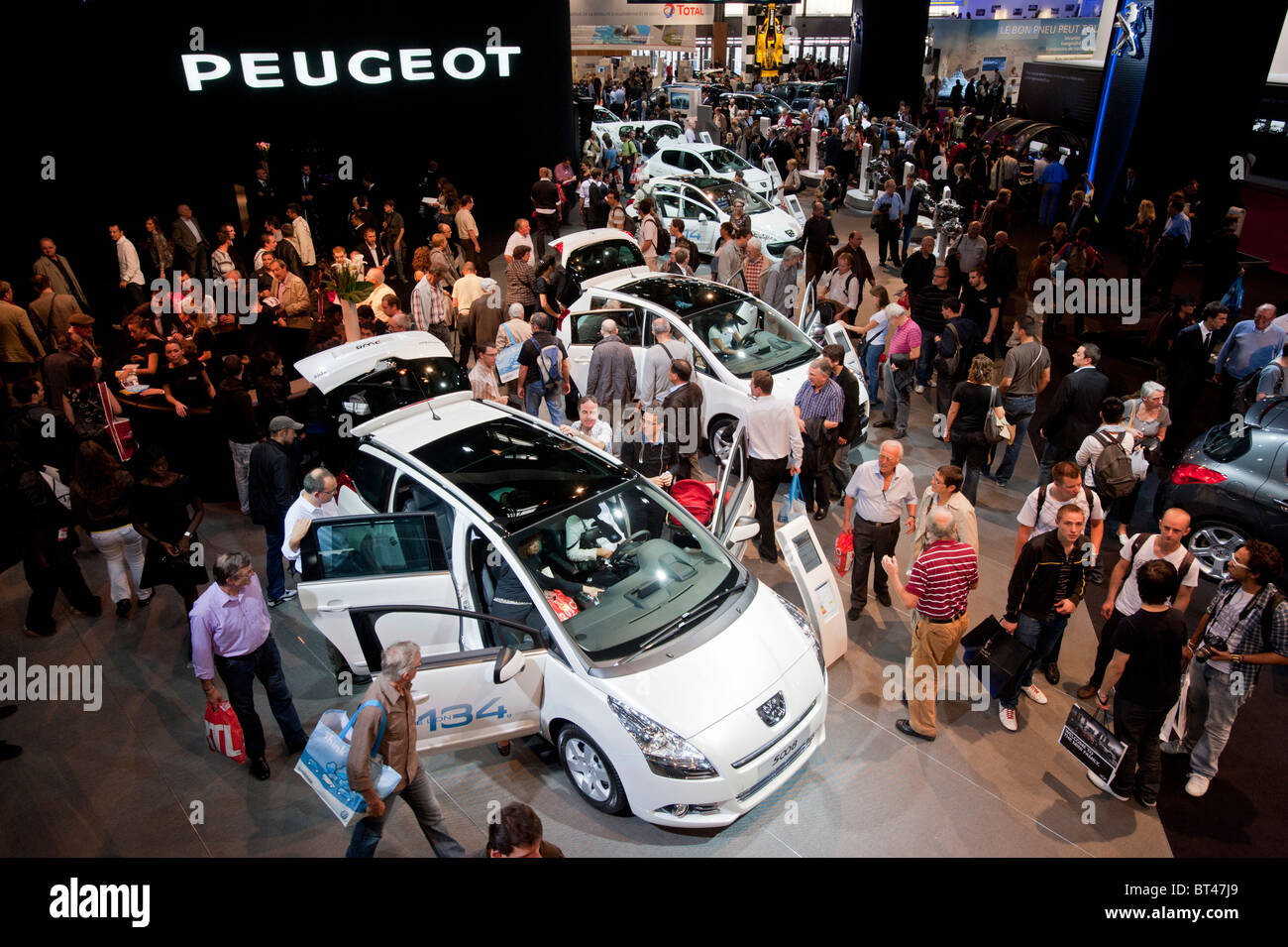 Blick auf Massen an Peugeot-Anzeige auf der Paris Motor Show 2010 Stockfoto
