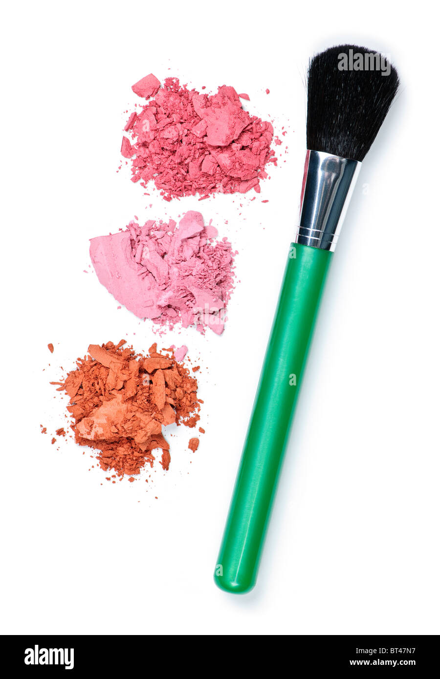 Blush Kosmetik Puder und Make-up Pinsel auf weißem Hintergrund Stockfoto
