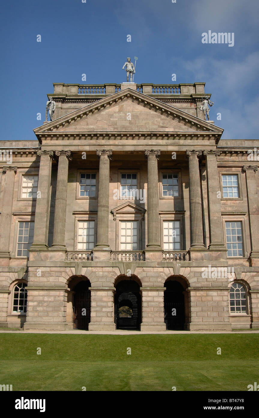 Lyme Park Süd gerichteten Portikus, im Stil Klassizismus Palladios, überragt mit Darstellungen von Neptun, Venus und Pan. Stockfoto