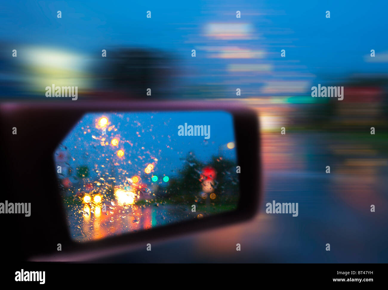 regnerischen Nachtverkehr im Auto Rückspiegel angezeigt Stockfoto