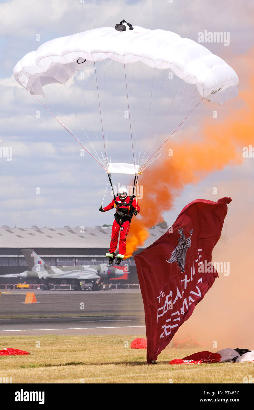Red Devils Fallschirmspringer landet auf der Farnborough Airshow Stockfoto