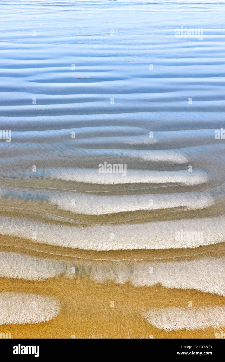 Nassen Sand Textur am Meer Ufer von sanften Wellen gebildet Stockfoto