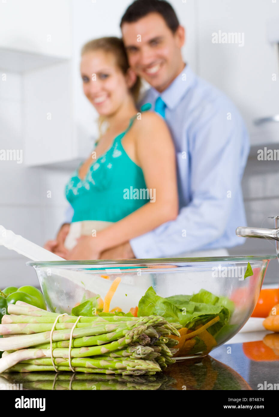 junges Paar umarmt in Küche Stockfoto