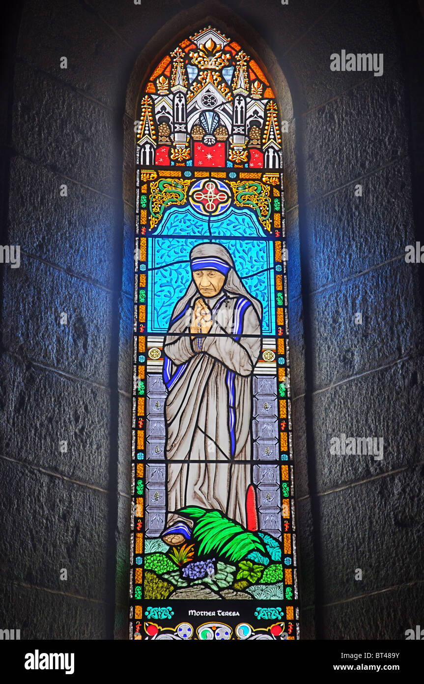Ein Buntglasfenster mit Mutter Theresa in Braidwood Kirche, Australien Stockfoto