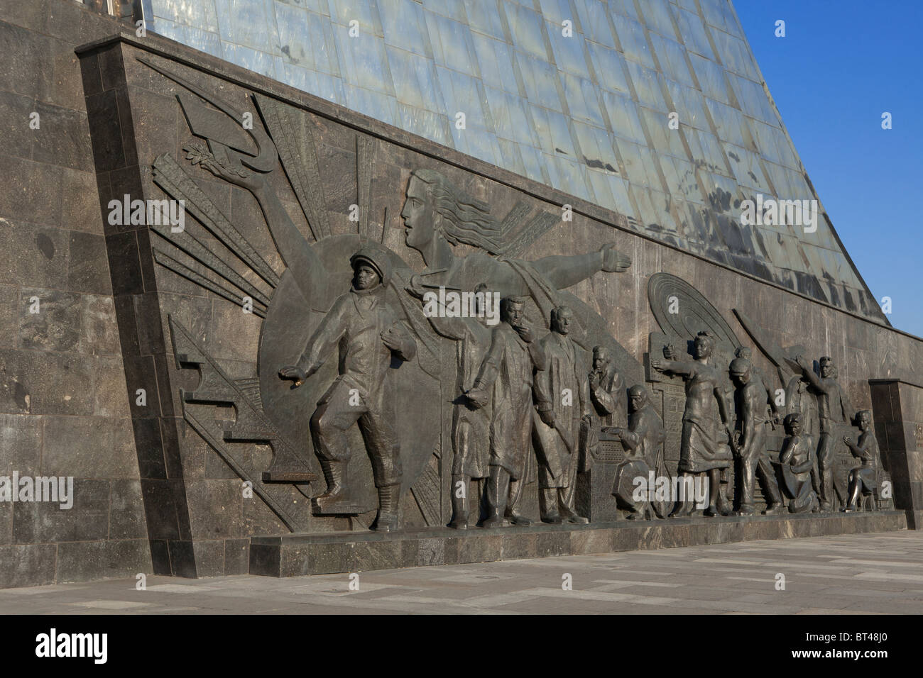 Relief zeigt den weltweit ersten Kosmonauten Yuri Gagarin auf das Denkmal für die Eroberer des Raumes in Moskau, Russland Stockfoto