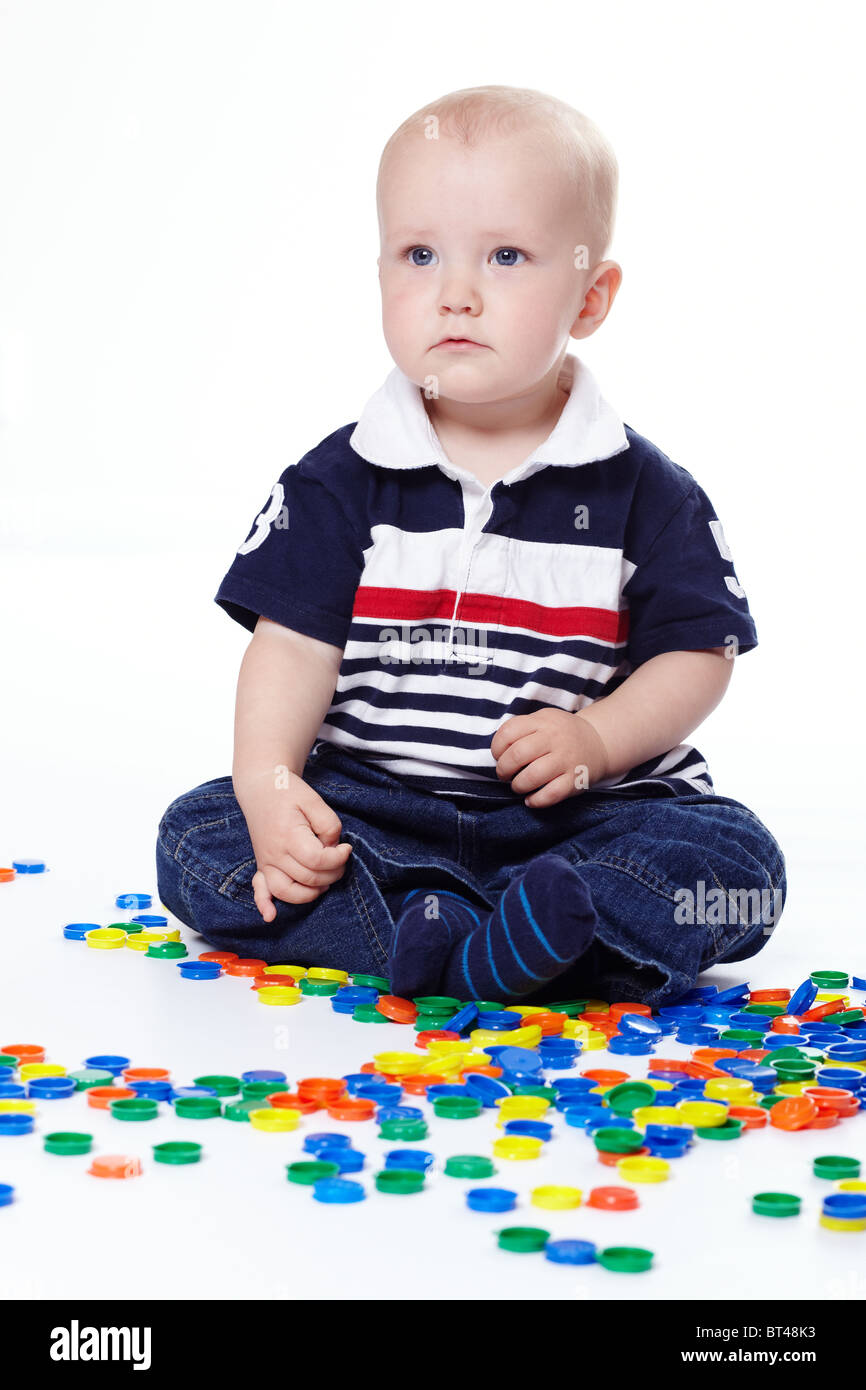 Kleiner Junge mit bunten Kreisen Stockfoto