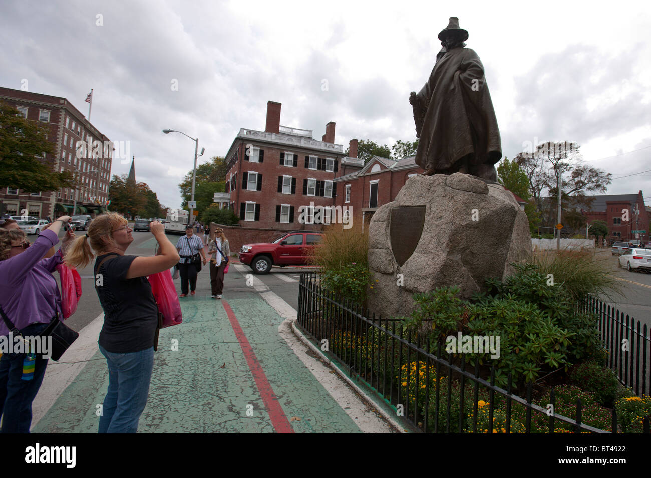 Touristen nehmen Fotos von einer Statue von Roger Conant in Robe & Zylinderhut, Salem, Massachusetts, Vereinigte Staaten von Amerika gekleidet Stockfoto