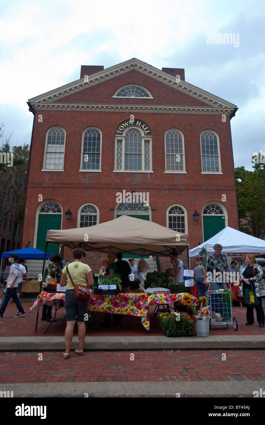 Markt unter freiem Himmel mit Zelten vor Rathaus, Salem, Massachusetts, Vereinigte Staaten von Amerika Stockfoto