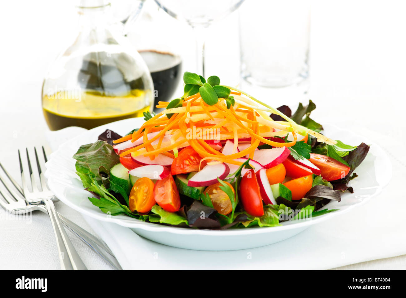 Teller mit gesunden grünen Garten Salat mit frischem Gemüse Stockfoto