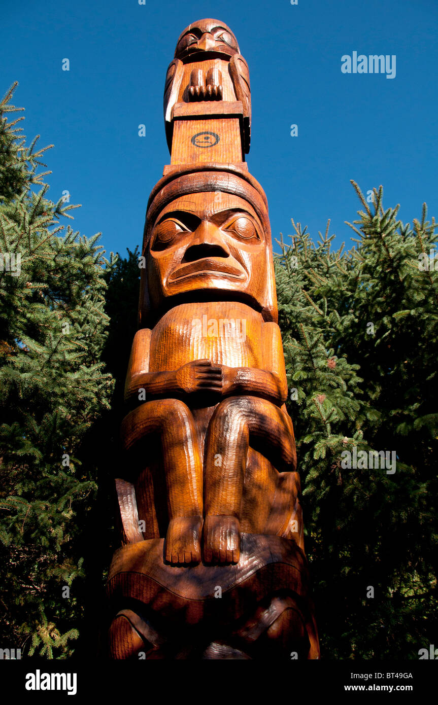 Ein traditionelle indische Totempfahl geschnitzt vor Ort. Stockfoto