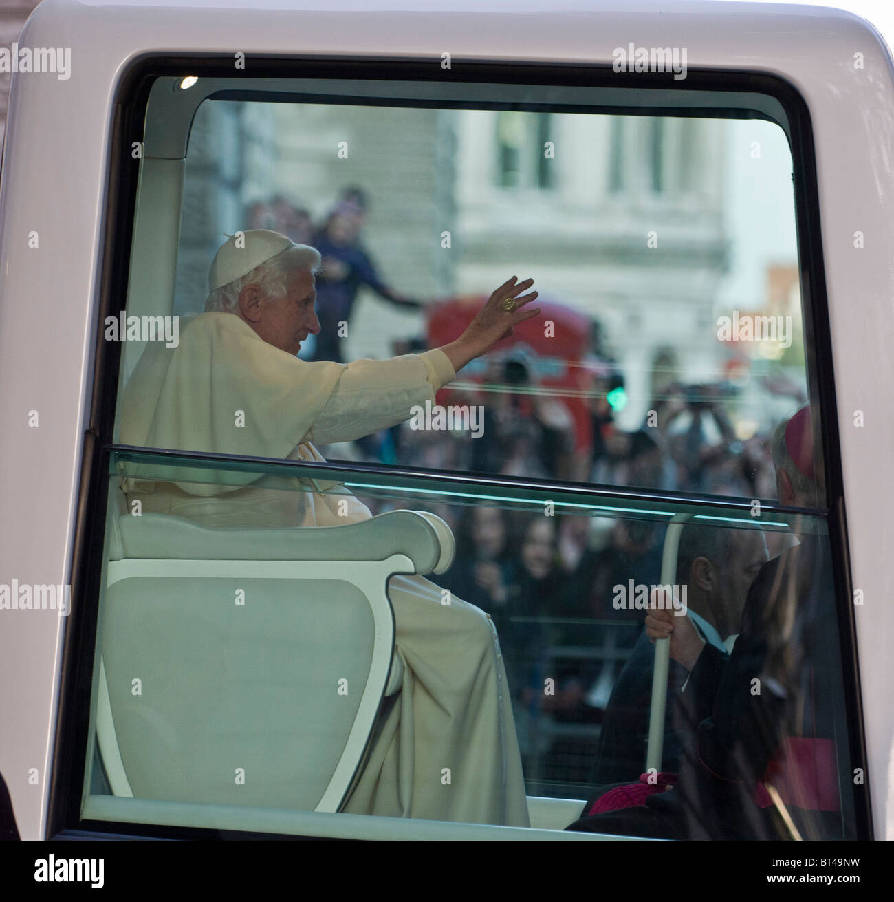 Papst Benedict XVI verlässt das Finanzministerium, London im Papamobil mit Erzbischof Vincent Nichols, zum Hyde Park zu reisen. Stockfoto