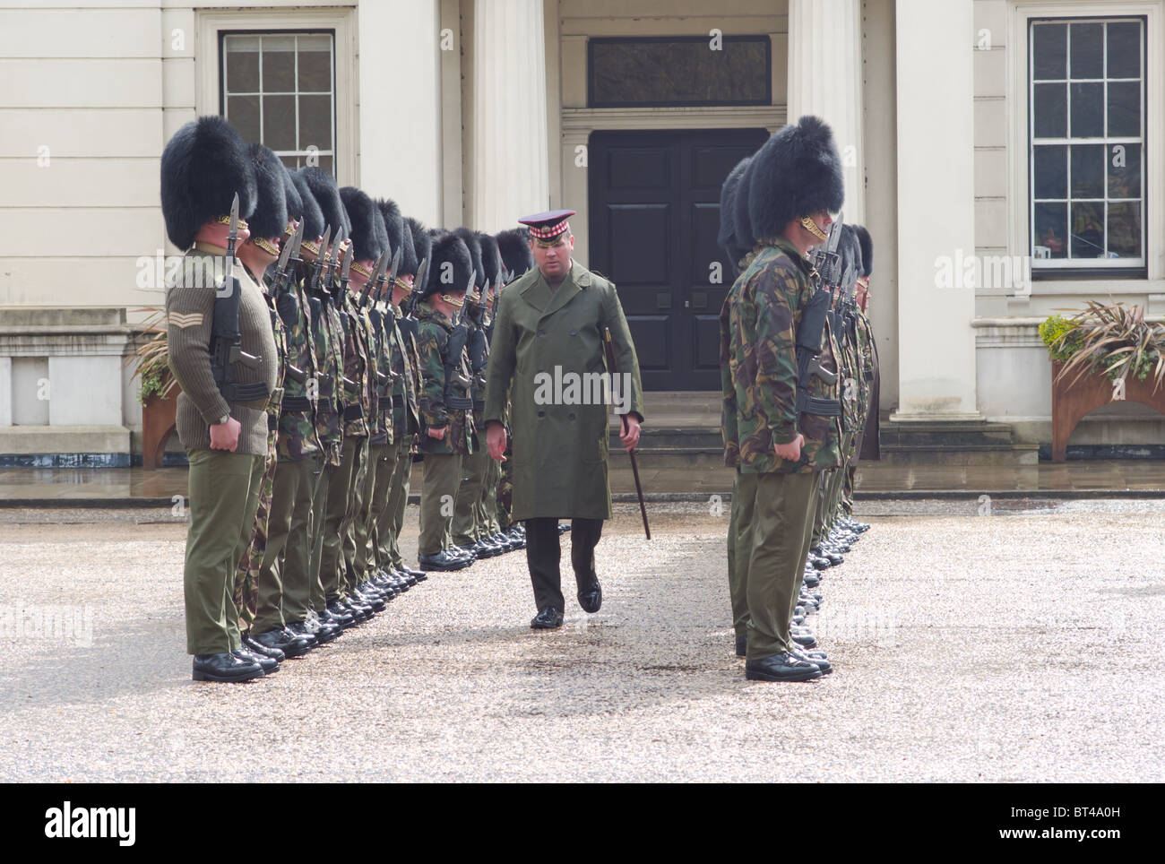 F-Gesellschaft, Scots Guards außerhalb der Wachen Museum, London, England, UK. Stockfoto