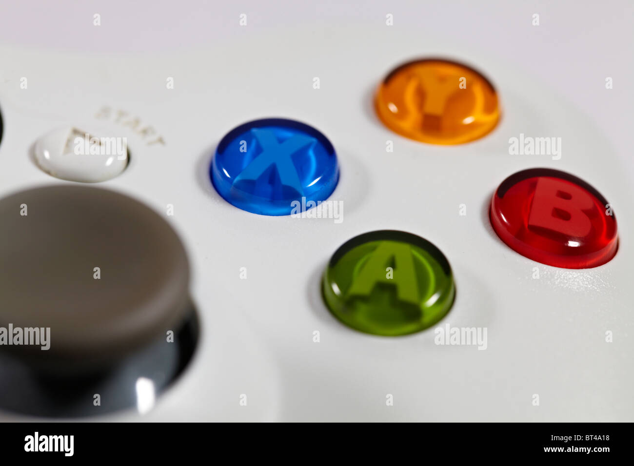 Makroaufnahme eines Xbox 360 Controllers zeigt jede der vier Tasten (A, X, Y, B) Stockfoto