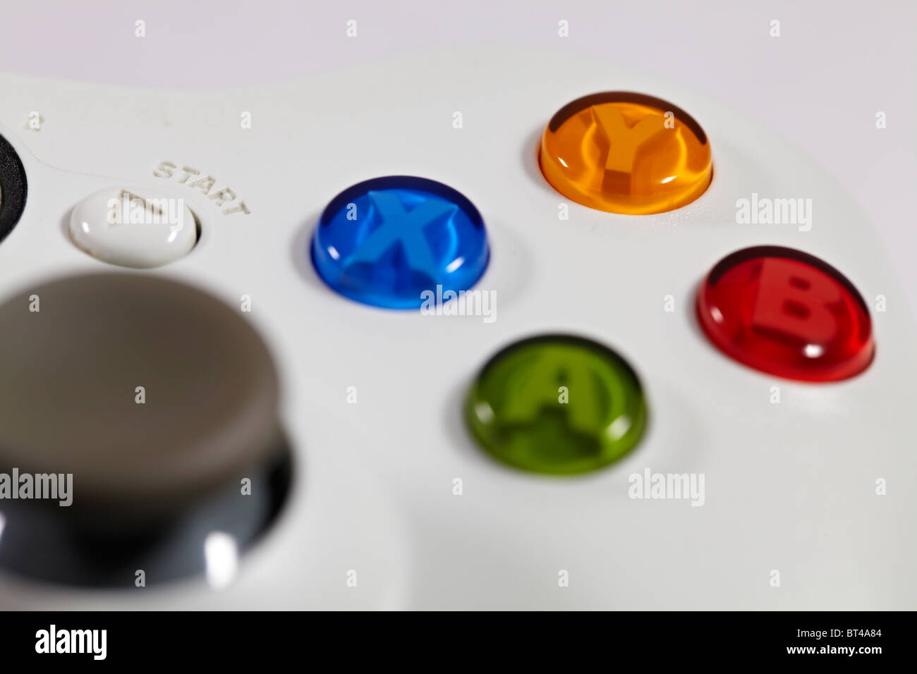 Makroaufnahme eines Xbox 360 Controllers zeigt jede der vier Tasten (A, X, Y, B) Stockfoto