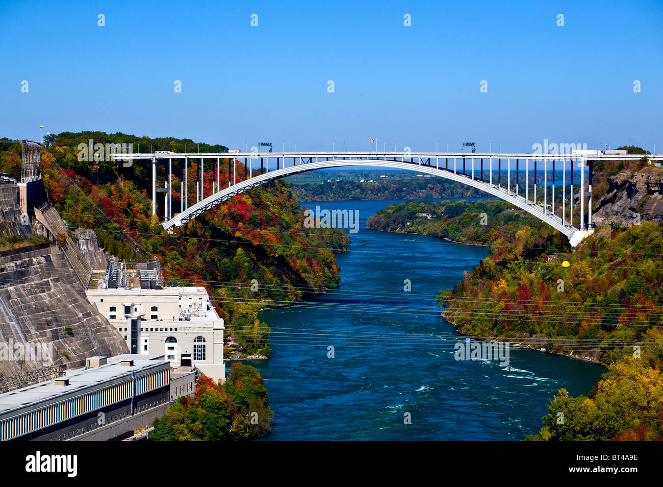 Niagara-Kraftwerk Generation Sir Adam Beck mit Lewiston - Queenston Brücke über den Niagara river Stockfoto