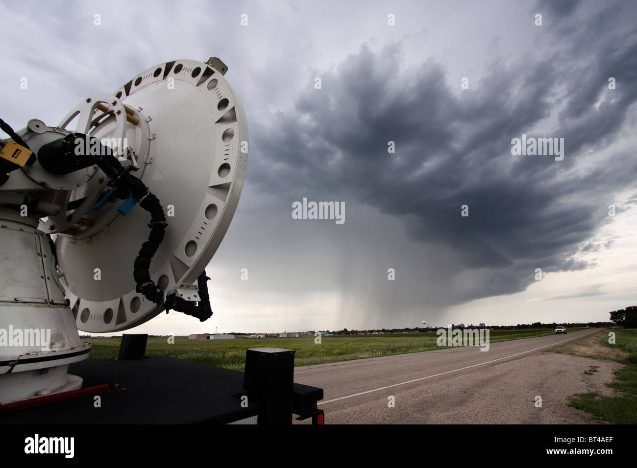 Ein mobilen Doppler-Radar-LKW scannt einen Sturm in der Nähe von Pickstown, South Dakota, 3. Juni 2010. Stockfoto