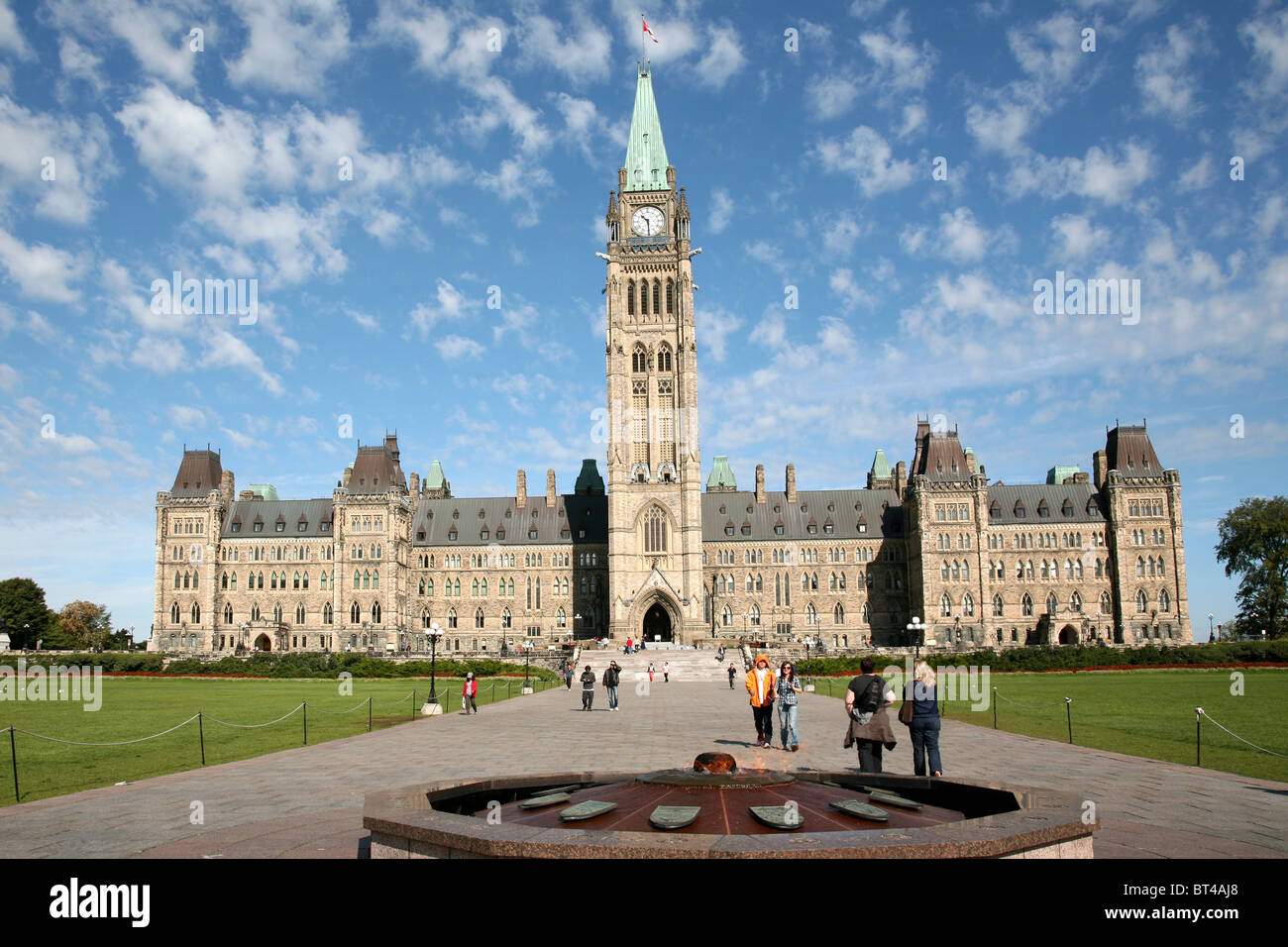 Kanadische Parlamentsgebäude in Ottawa mit Memorial Flamme Stockfoto