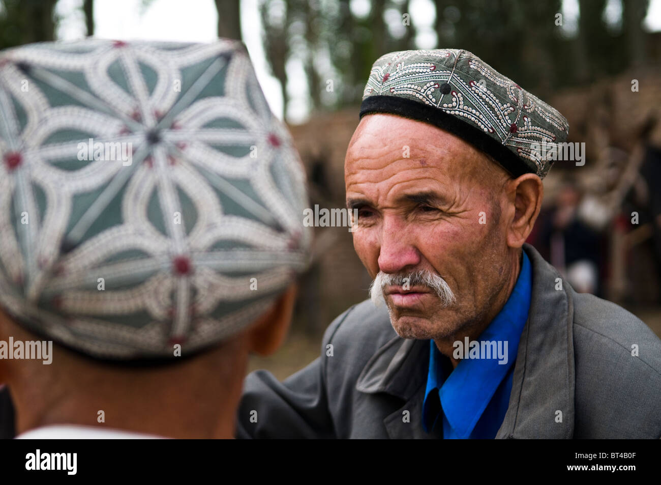 Uyghur Männer in dem berühmten Sonntagsmarkt in Kashgar. Stockfoto