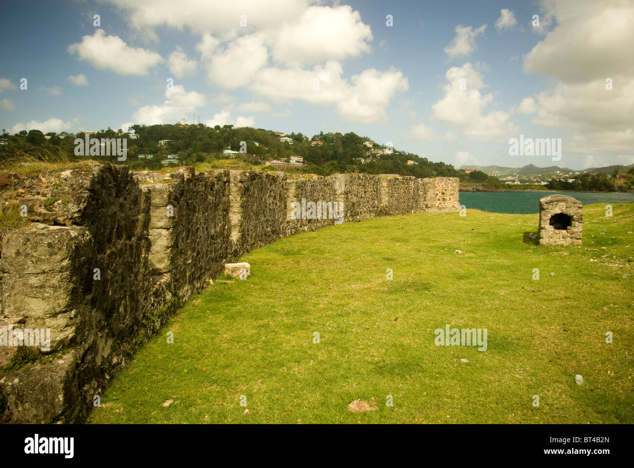 Historische Location in der Nähe von Tapion St Lucia. Ruinen der Stadtmauer mit Blick auf Meer in Castries Hafen Eintrag. Stockfoto