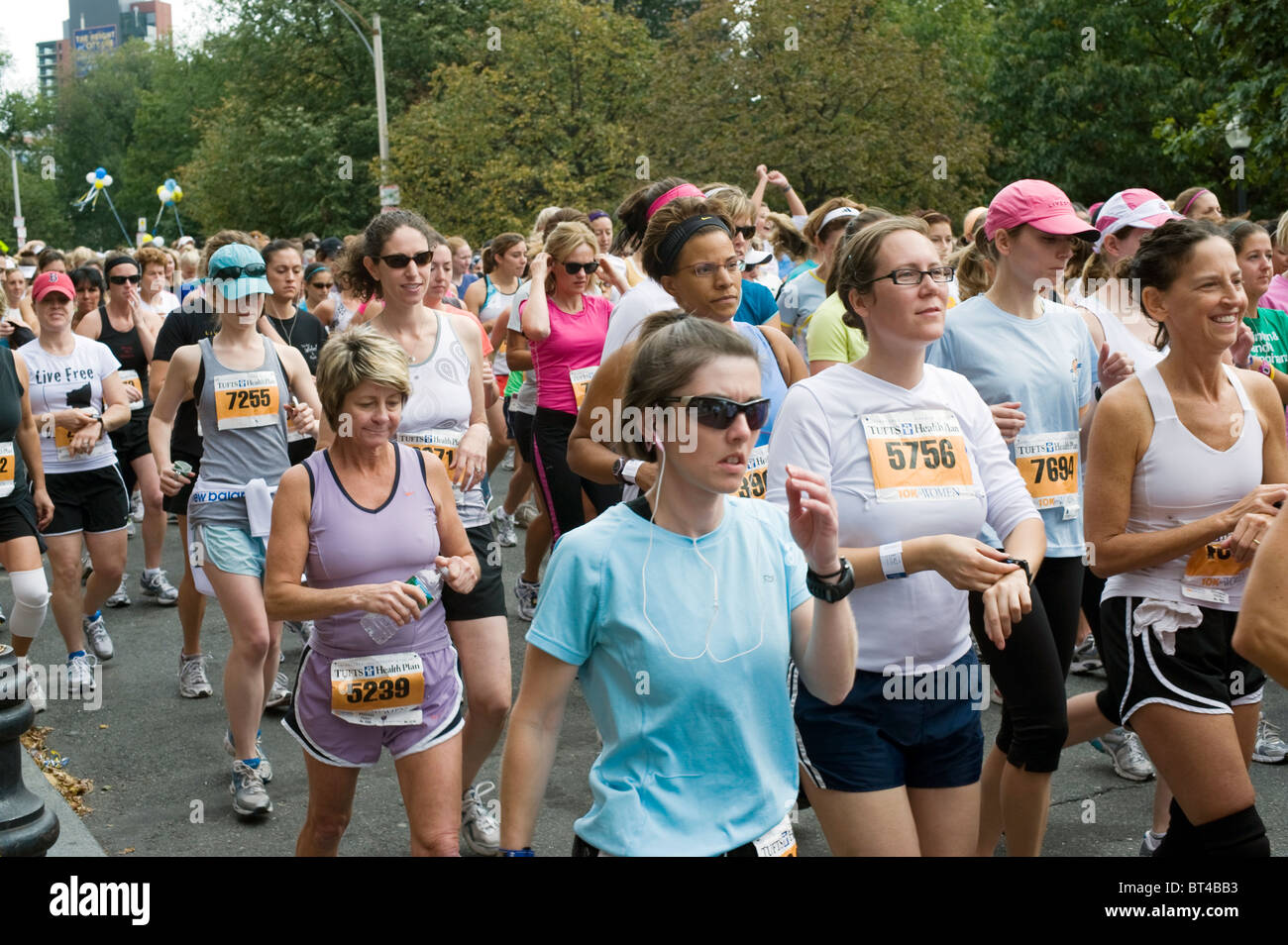 Menge von Frauen bereitet sich auf 10 k (6,2 Meilen)-Straßenrennen.  Büschel 10k für Frauen in Boston MA. Stockfoto