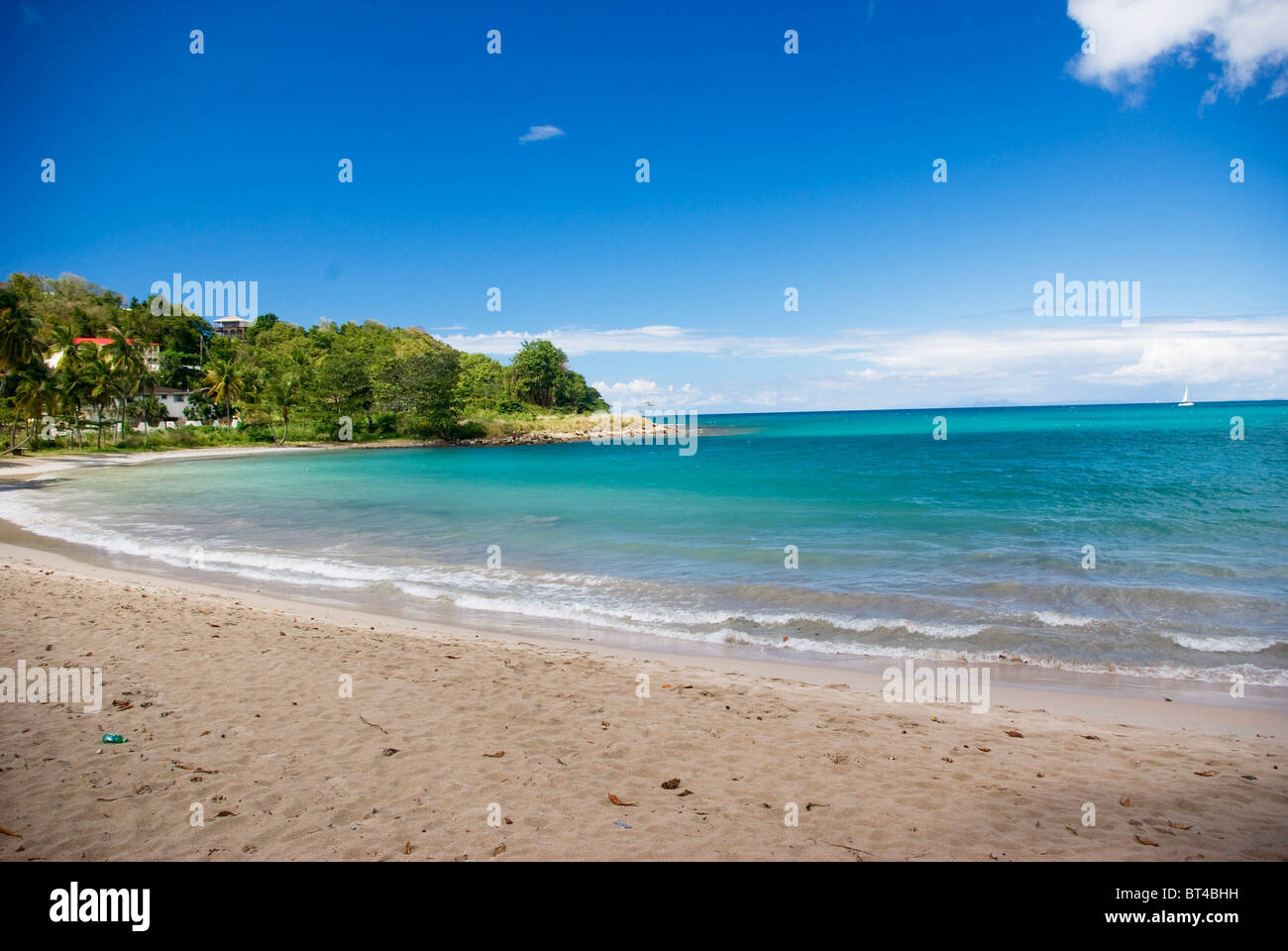 malerische Vigie Beach St. Lucia neben Flughafen mit Wellen und Vorgebirge im Hintergrund. Stockfoto