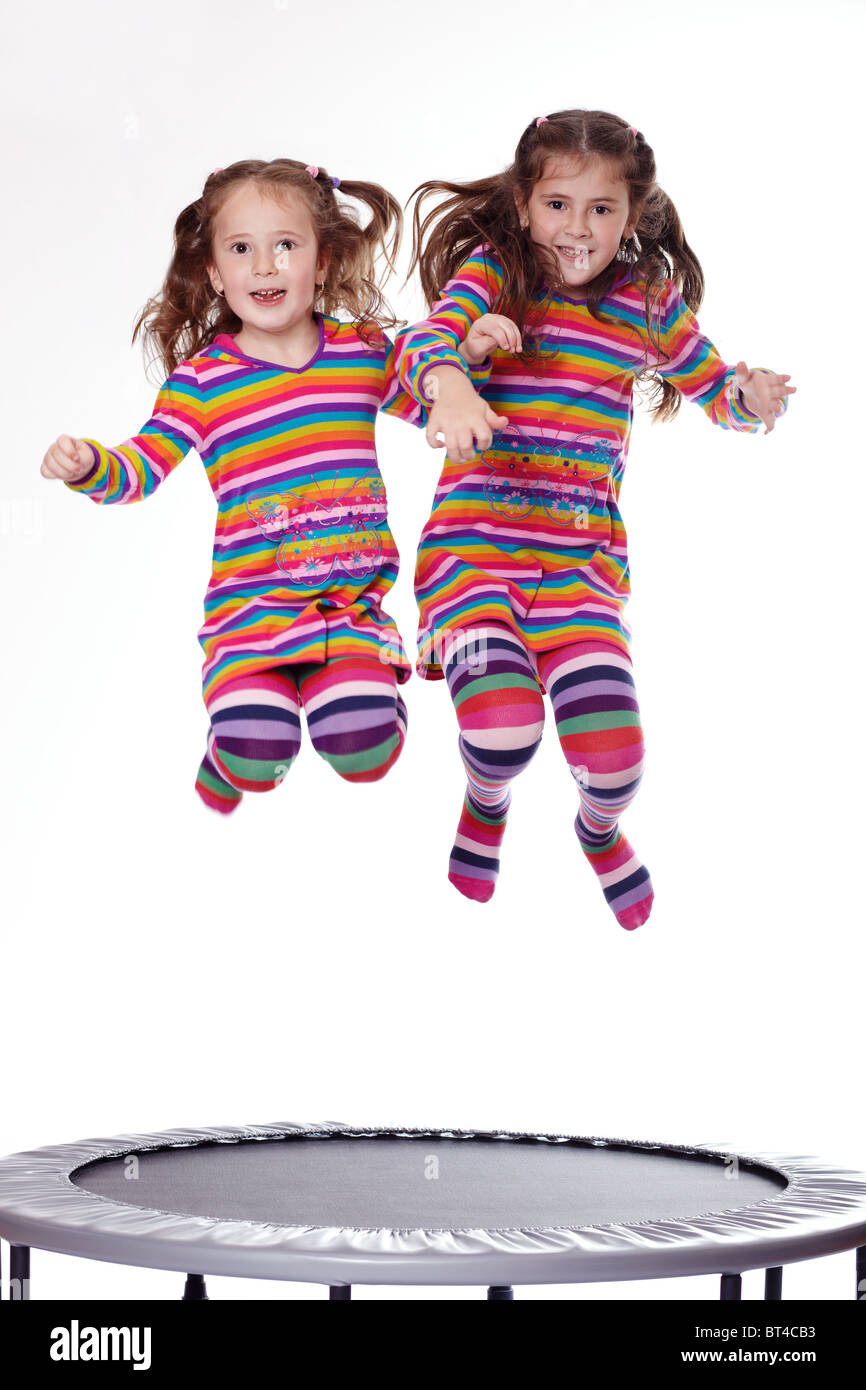 Zwei junge Mädchen springen auf einem Trampolin Stockfoto