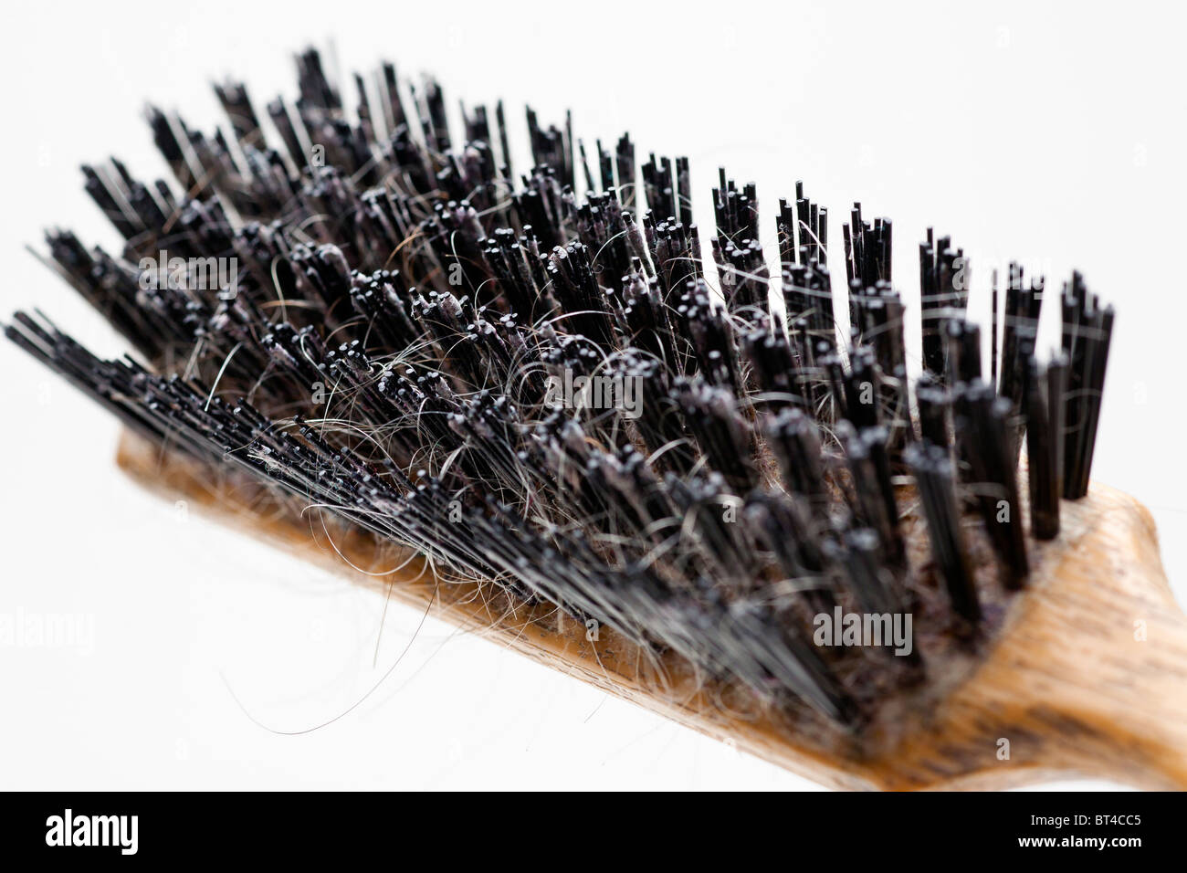 Nahaufnahme von schmutzigen Haarbürste. Stockfoto